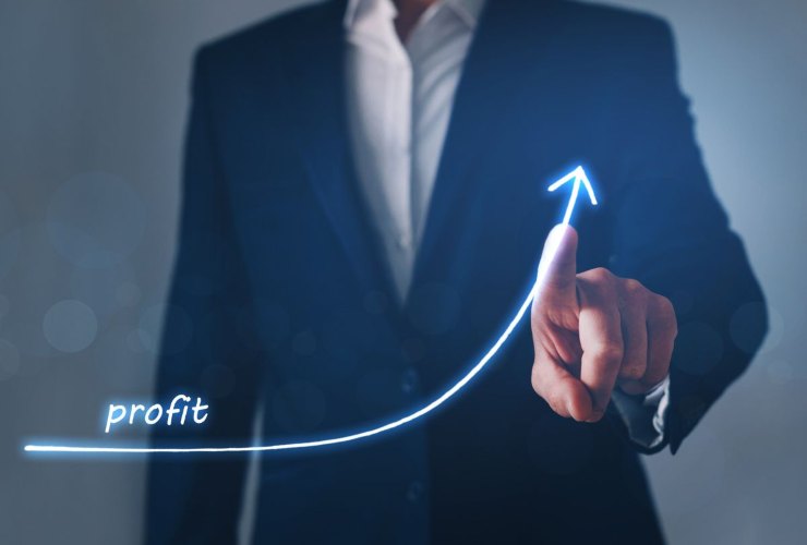 Persona che tocca una curva di profitto