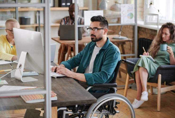 Disabile che si informa aulla legge 104 e agevolazioni