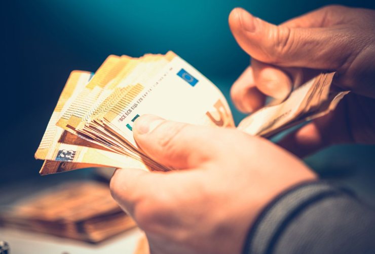 Persona che conta soldi