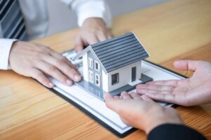 Contratto evndita casa e casa in miniatura