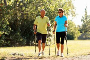 Pensionati che fanno trekking