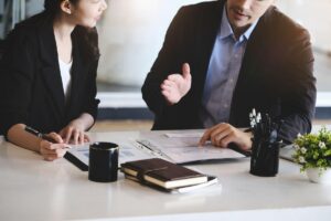 Consulente che illustra dei dati sulle pensioni