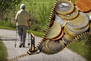 Chiusura lampo, soldi e pensionata che cammina con stampelle