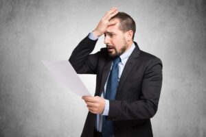 Persona che si dispera mentre legge un documento