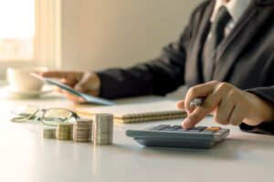 Persona che fa dei calcoli per la sua pensione