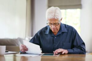 Persona che fa i calcoli sulla pensione