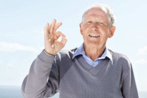 Pensionato felice che fa OK