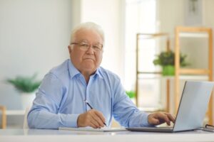 Persona che si informa sulle condizioni per andare in pensione