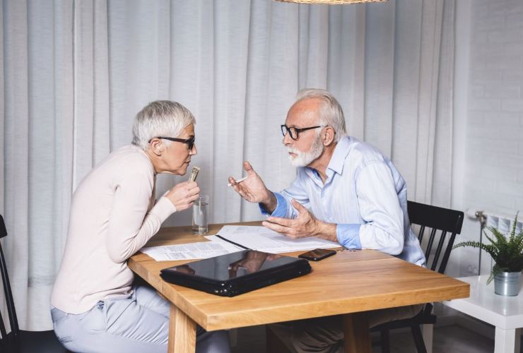 Persone che discutono delle pensioni