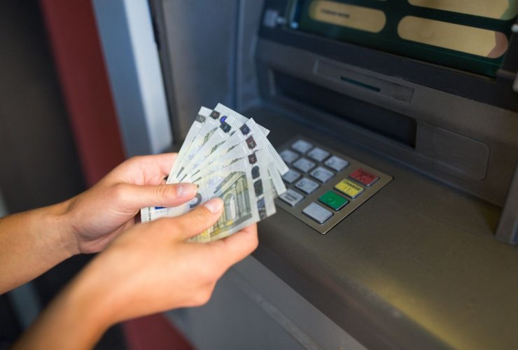 Persona che ha fatto un prelievo bancomat non autorizzato