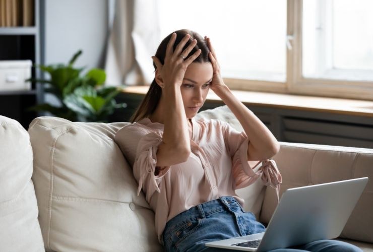 Persoan disperatata che legge informazioni su internet