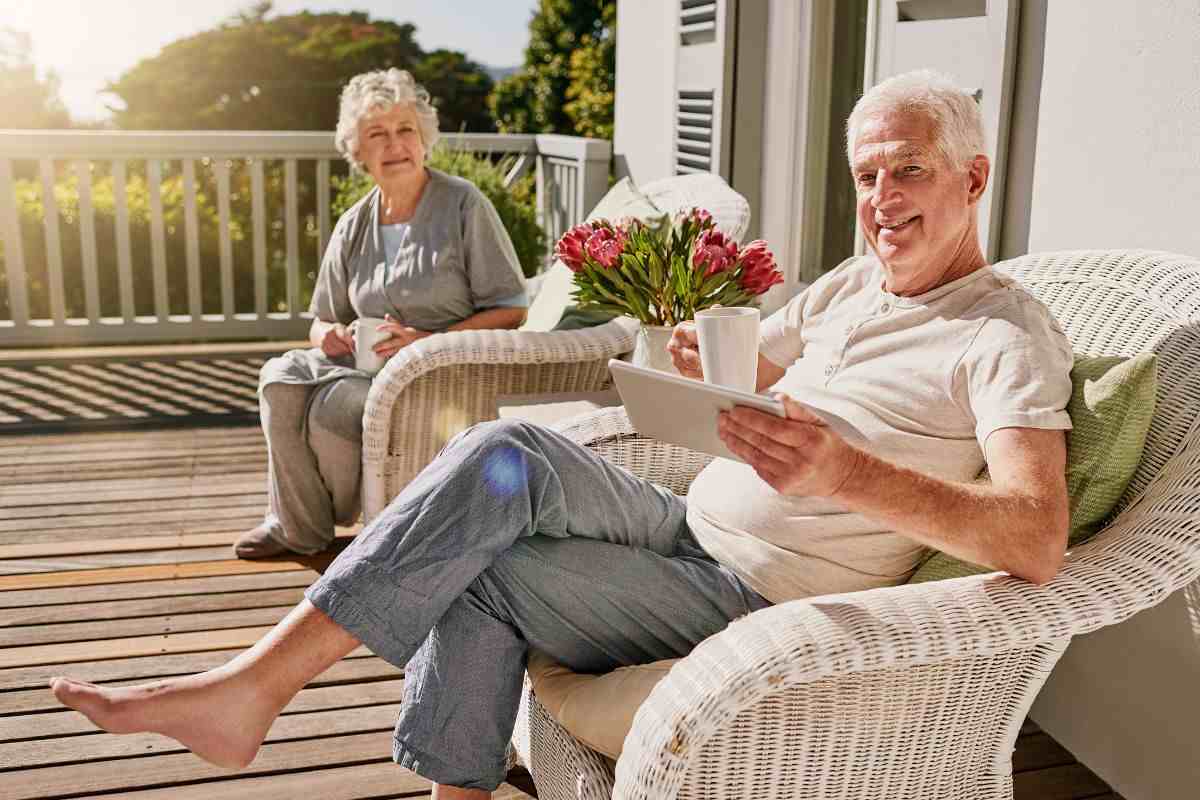 Pensionati che prendono il caffè