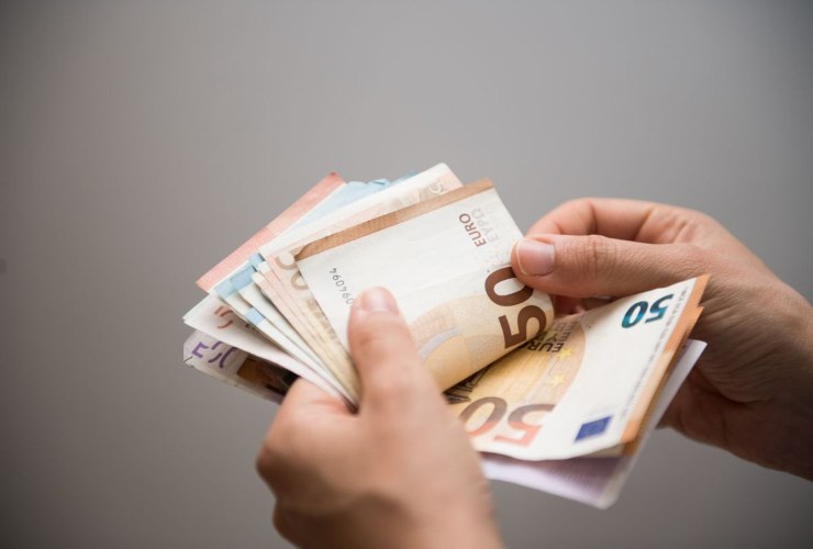 Persona che conta soldi