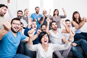 Peersone che esultano per il rendimento di un BTP