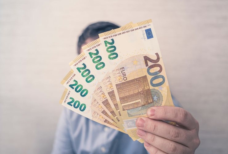 Persona che ha in mano delle banconote