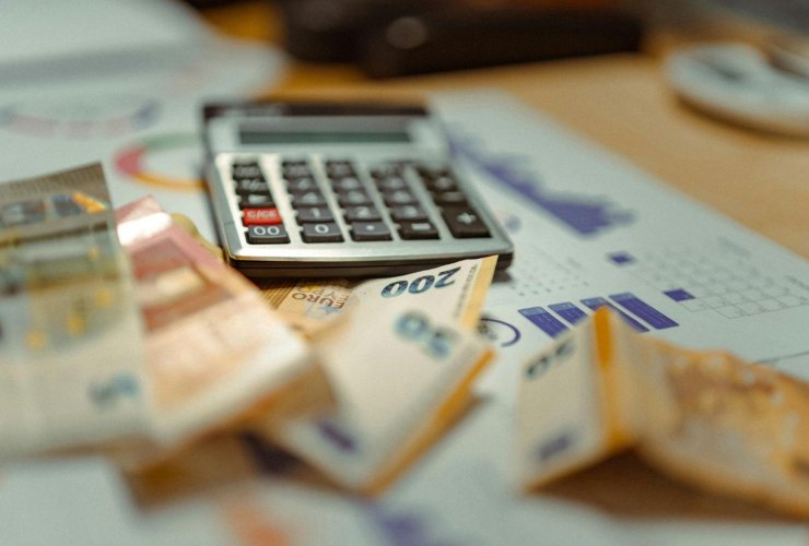 Calcolatrice, dati e banconote da 50 euro