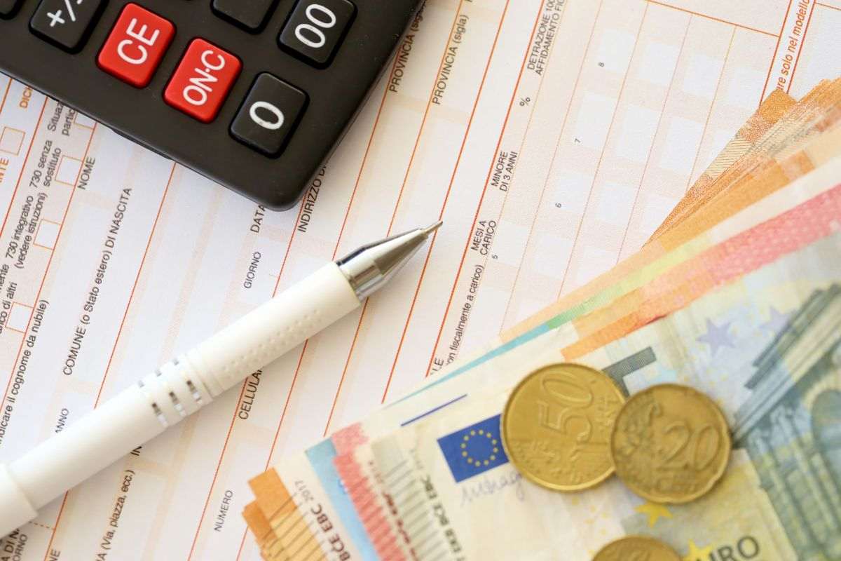 Calcolatrice, penna e banconote