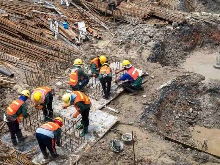 operai in cantiere fanno lavori