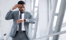 Persona che controlla la data della rottamazione e si preoccupa di dimenticarla