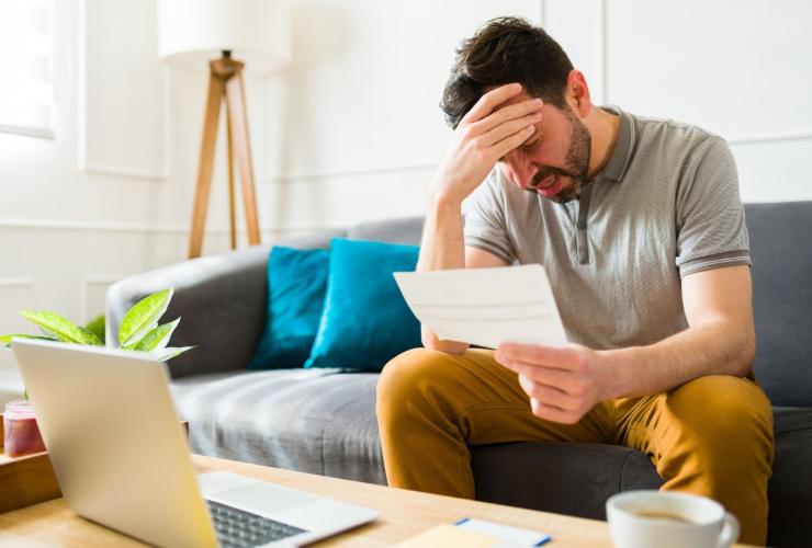 Persona preoccupata per il superbollo