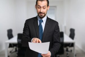 Persona che legge con attenzione infromaizoni sul TFR