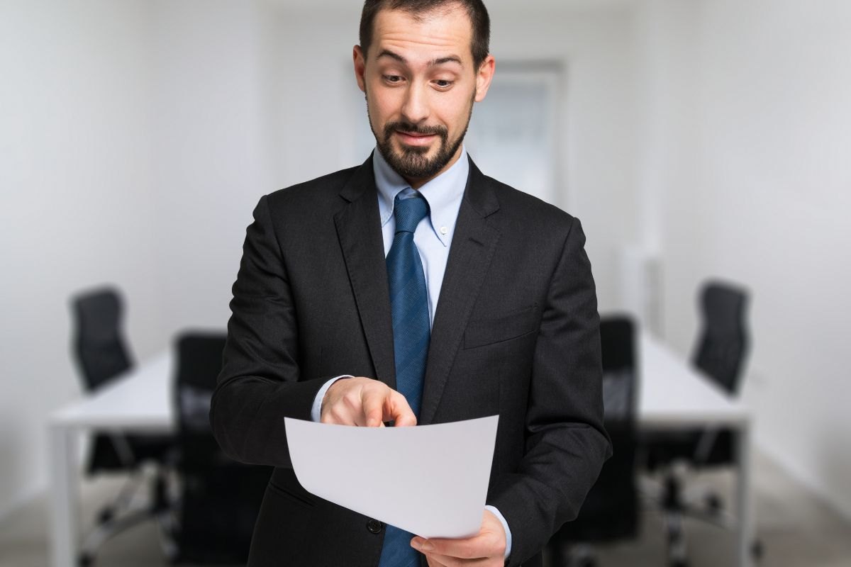 Persona che legge con attenzione infromaizoni sul TFR