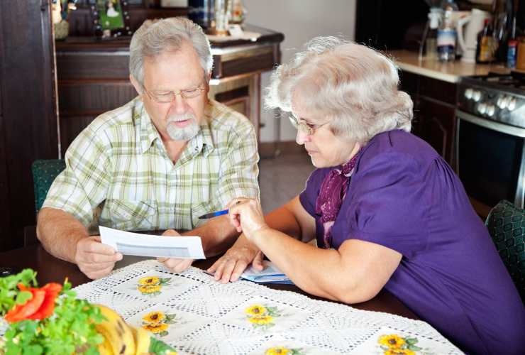 Pensionati che leggono un documento