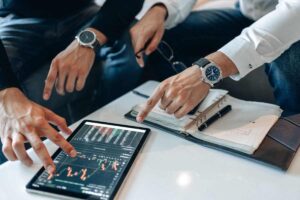 Persone che studiano dei grafici