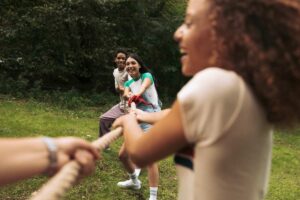 ragazzi giocano a tiro alla fune