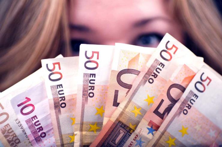ragazza mostra banconote da 50 euro