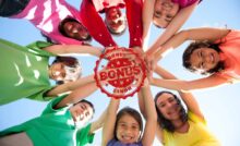ragazzi in cerchio con le mani unite e la scritta bonus