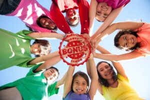 ragazzi in cerchio con le mani unite e la scritta bonus
