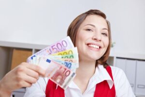 persona felice che ha in mano delle banconote