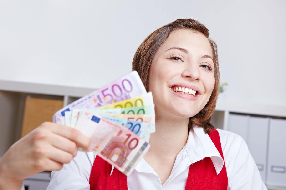 persona felice che ha in mano delle banconote