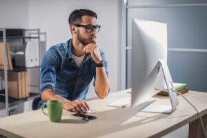 Persona che si informa sulla dilazione cartelle