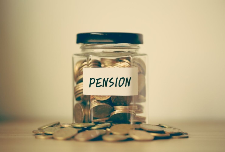 vaso con monete e scritta pension