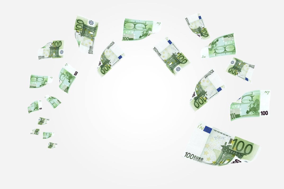 Banconote da 100 euro che volano