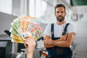 lavoratore soddisfatto e mano che tiene banconote