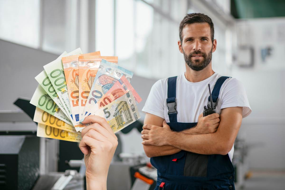 lavoratore soddisfatto e mano che tiene banconote