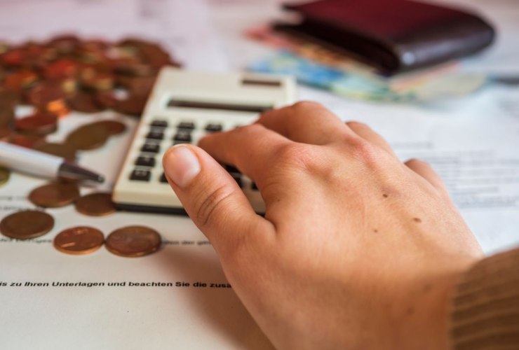 Persona che fa dei controlli, analizza dei dati e fa dei calcoli