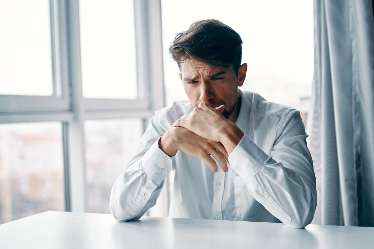 Persona preoccupata per i debiti