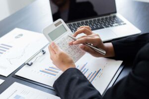 Persona che fa dei contegggi sulle agevolazioni
