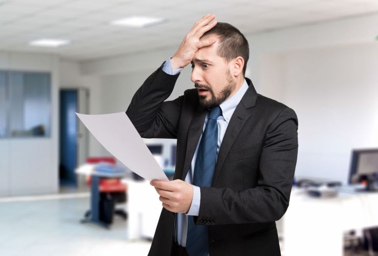 Persona disperata mentre legge la decisione di un arbitrato