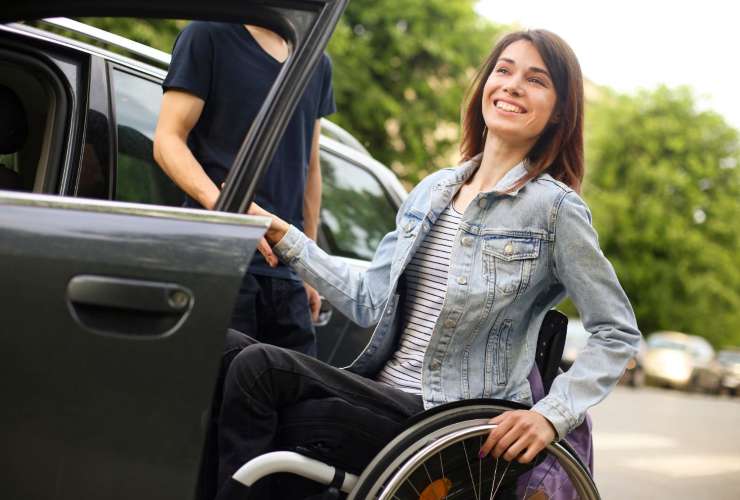 Disabile che sale in auto