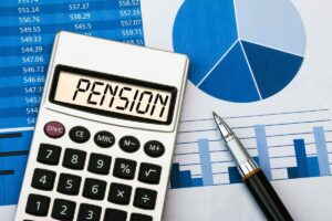 calcolatrice, penna e dati sulla pensione