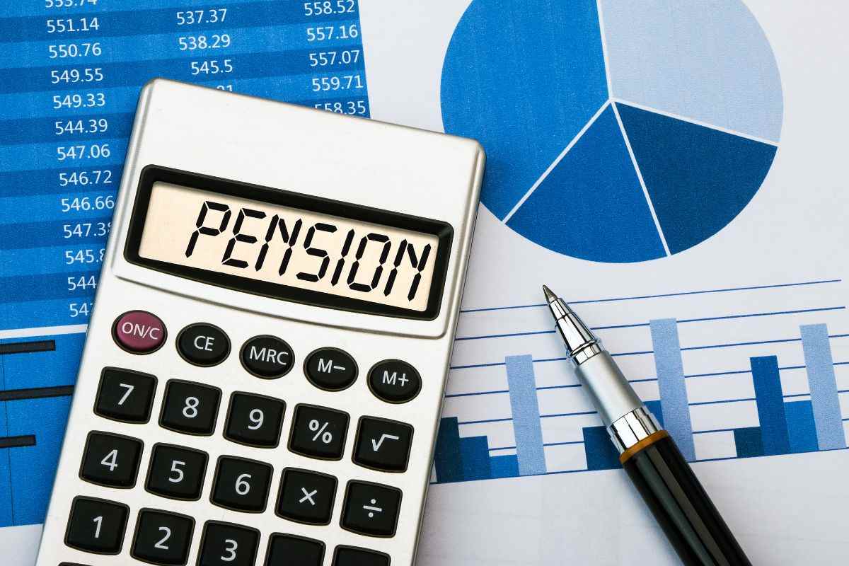 calcolatrice, penna e dati sulla pensione