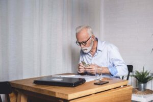 pensionato che si informa sulla pensione all'estero