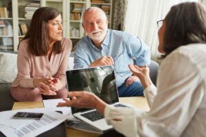 Persone che discutono di pensioni