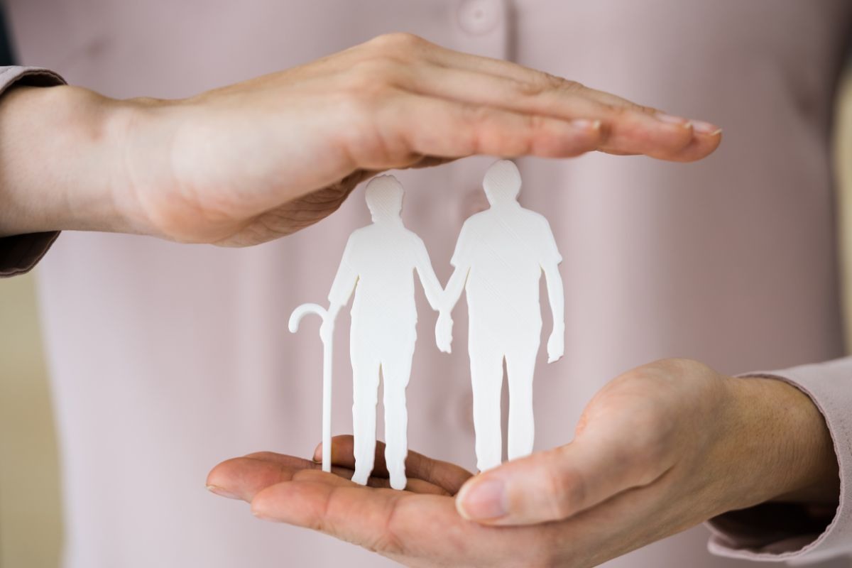 mani che proteggono due pensionati
