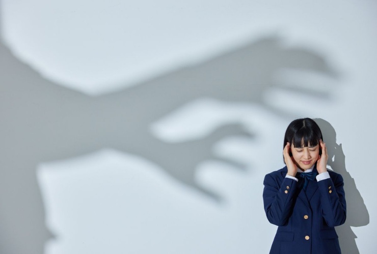 ombra di mani che incutono paura